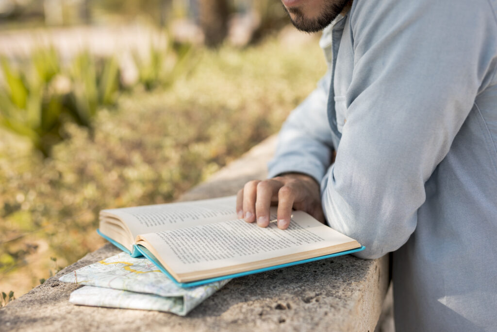 Foto de homem lendo livro