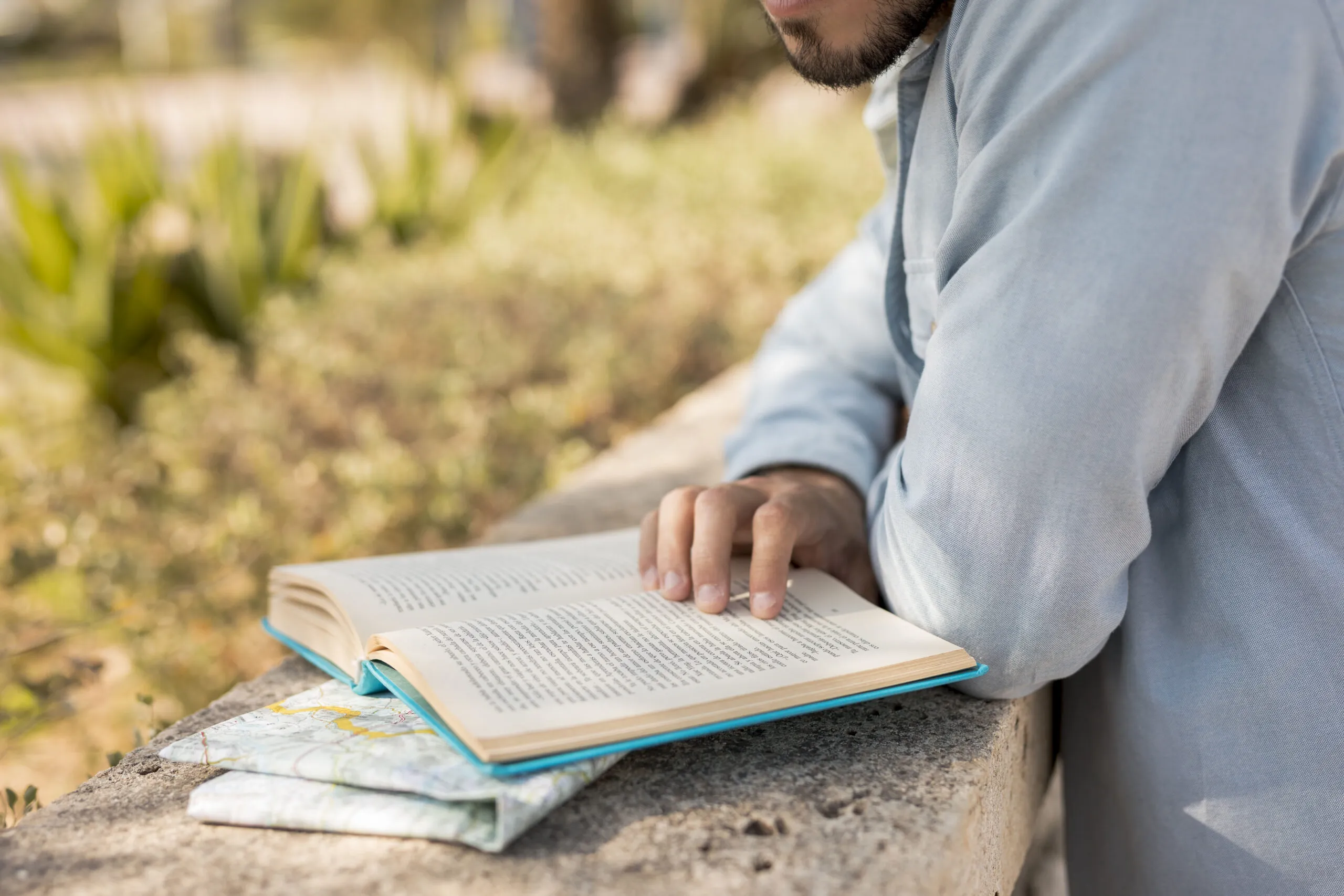 Foto de homem lendo livro